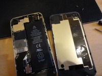 iphone4Sバッテリー交換裏蓋開けたところ