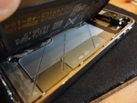バッテリーが接着剤で固定されている